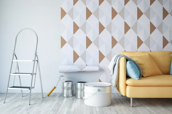 Tapezieren mit Leiter und Farbeimern